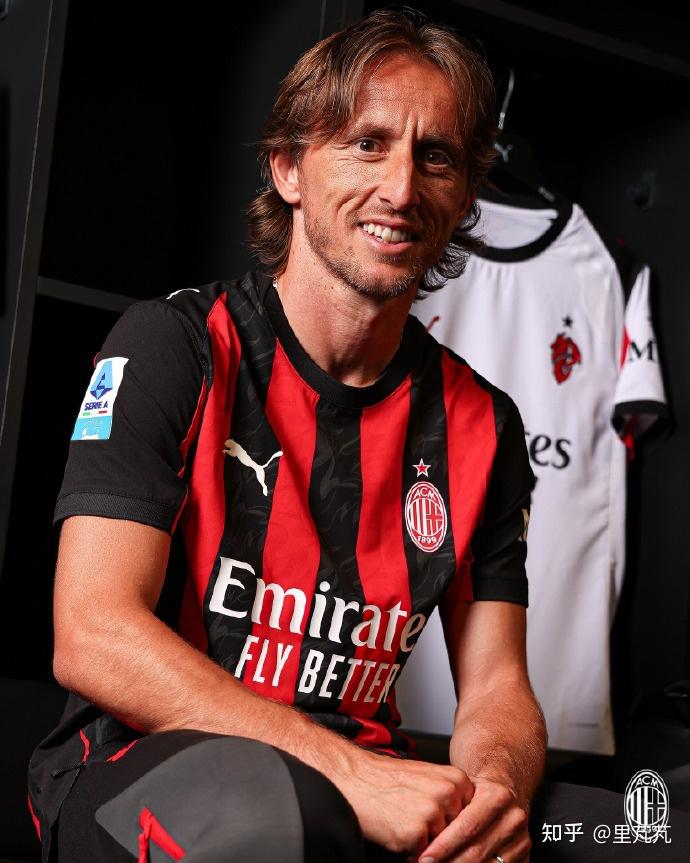 帕潘夸赞吉鲁：他不仅能进球还能防守，甚至还能客串门将